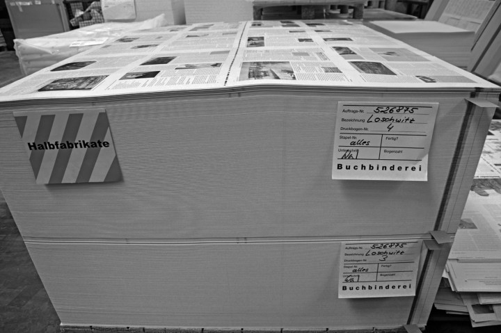 Fertig: zwischen den zwei Papiermarken im Stapel rechts liegt die Auflage des ersten Druckbogens – am Ende werden es etwa 10.500 Kilogramm Papier sein. Foto: Holger Friebel