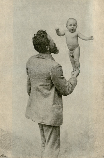Lahmann demonstriert 1893 die Kraft und Geschicklichkeit seines vier Monate alten Sohnes Hans Heinrich, der mit der von ihm entwickelten »vegetabilen Milch« ernährt wurde. Sammlung Marina Lienert
