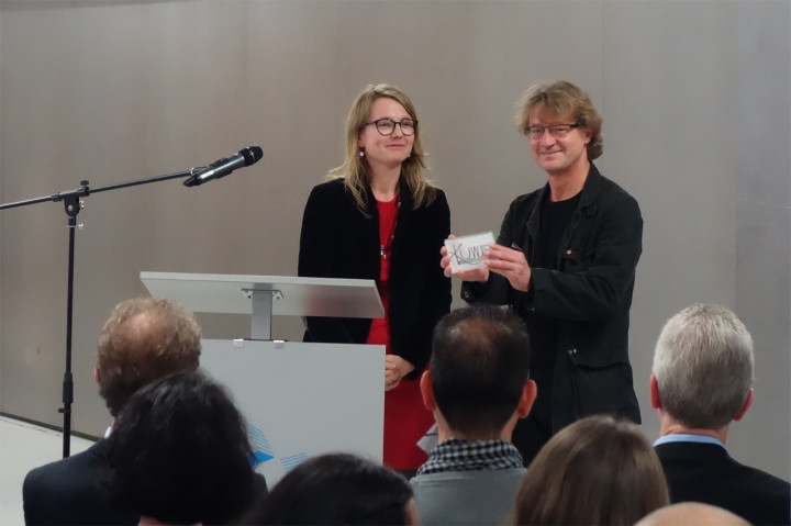 Kulturbürgermeisterin Annekatrin Klepsch übergab den Preis an Detlef Schweiger. Foto: Detlef Schweiger