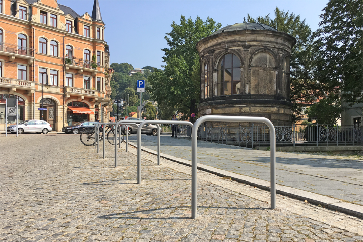 Die Fahrradbügel auf dem Dorfplatz Loschwitz Foto: Holger Friebel