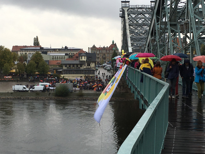 Demonstration für Weltoffenheit gegen die auf der Blasewitzer Seite stattfindende Veranstaltung der „Festung Europa“ Foto: Holger Friebel
