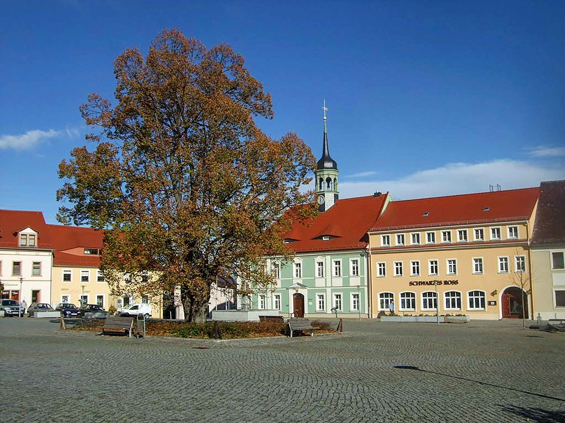 Marktplatz mit Rathaus in Elstra. Foto: Dr. Michael Damme